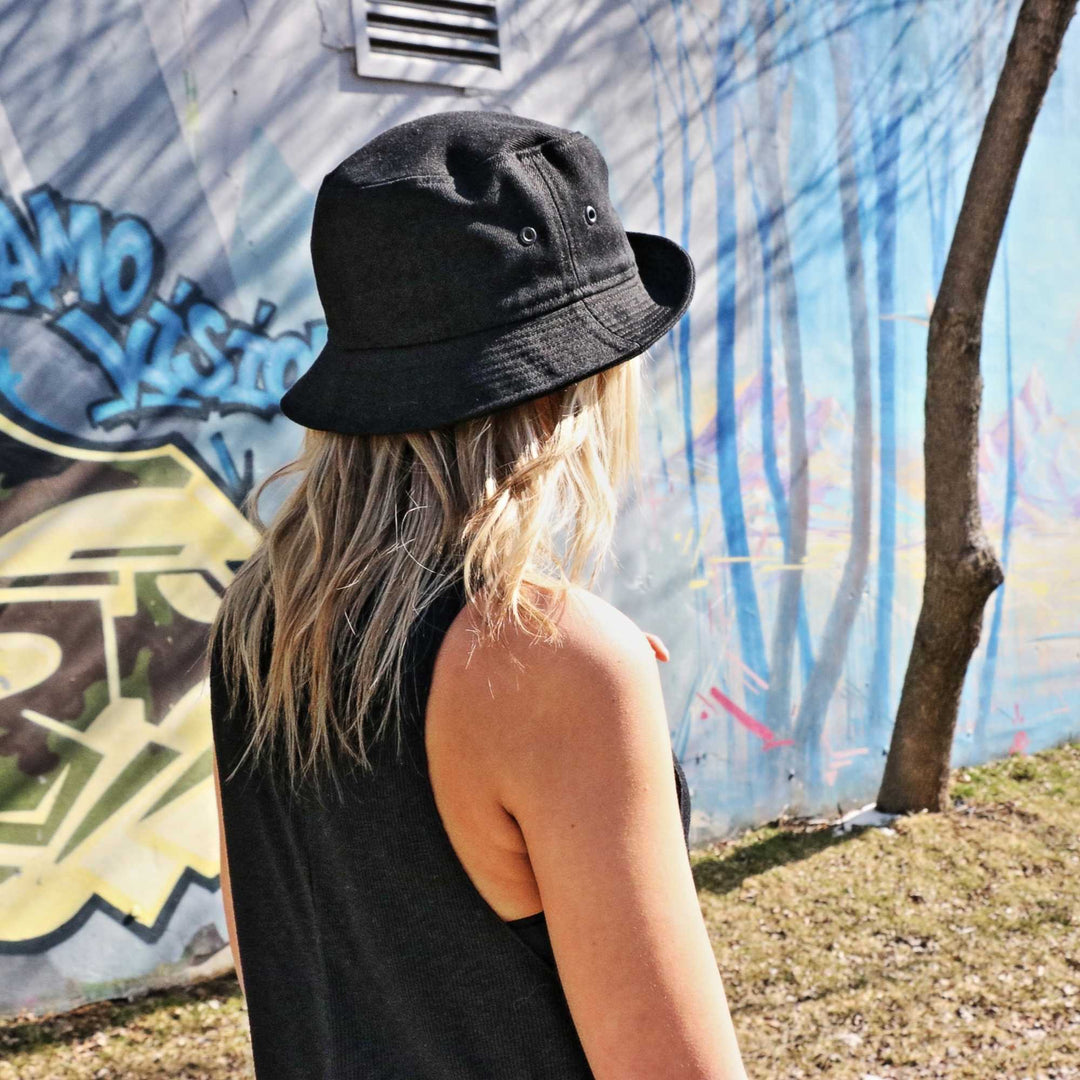 Chapeau LeMieux Adour soie imprimé métallique pom pom pom XC housse