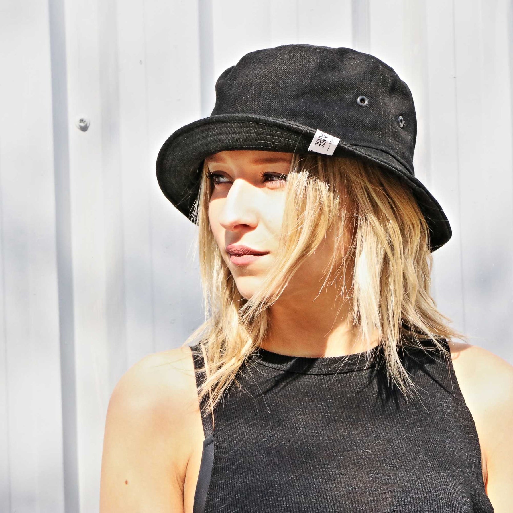 Chapeau LeMieux Adour soie imprimé métallique pom pom pom XC Chapeau LeMieux Adour soie imprimé métallique pom pom pom XC